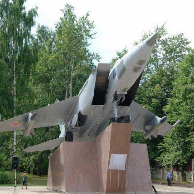 Мемориальное сооружение «Самолет МИГ-25»